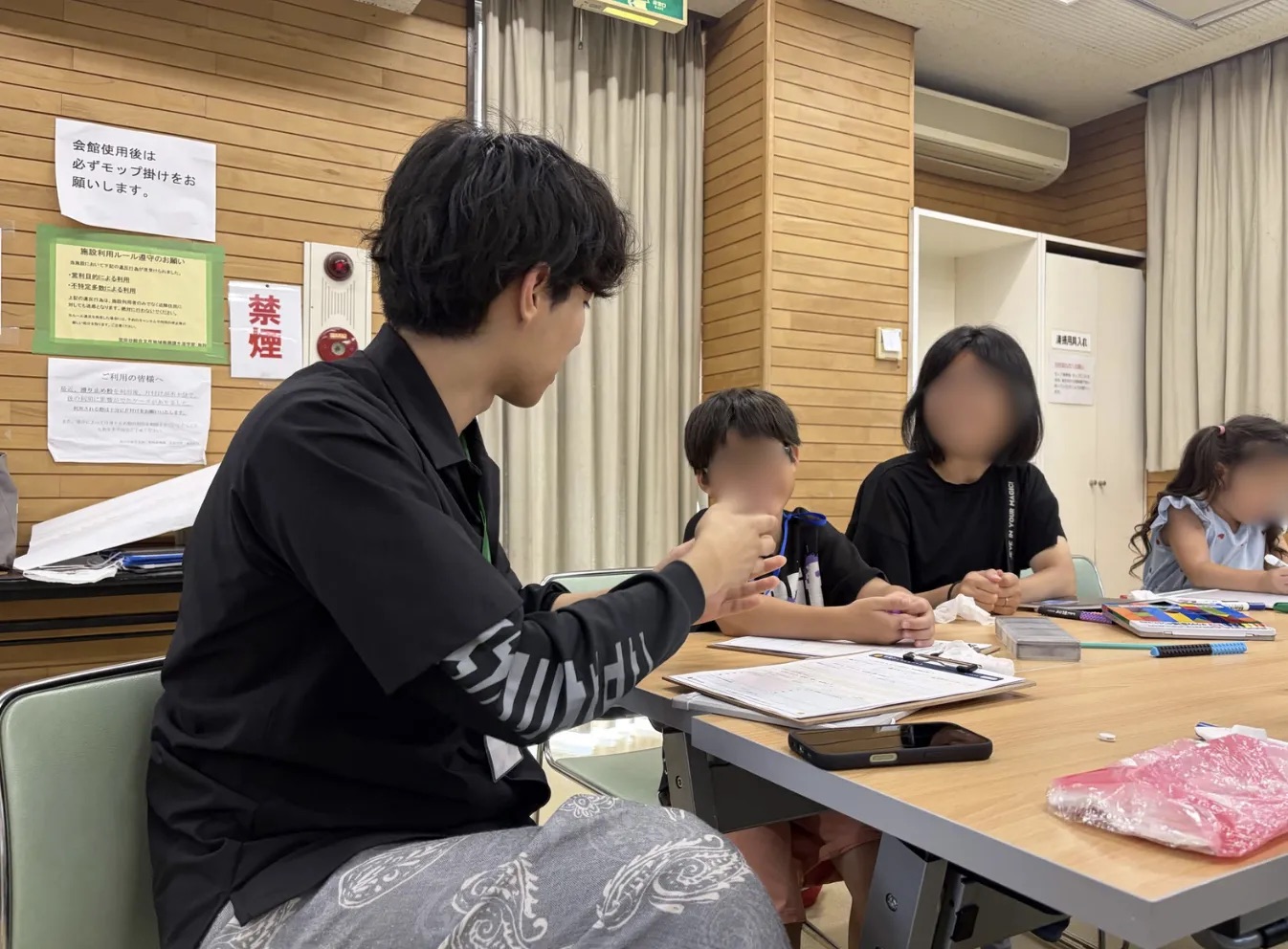 研究のタネを考える様子
