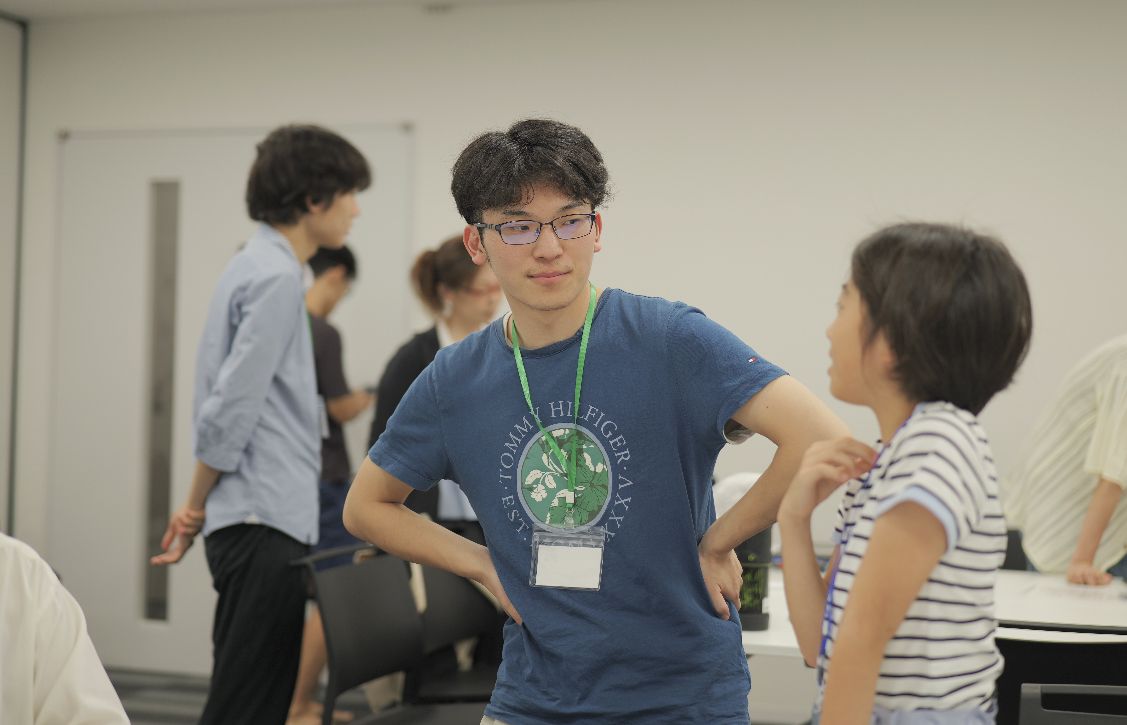調べ方について話し合う参加者とメンター
